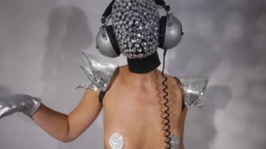 Parlak yüzlü ve kulaklıklı bayan disko kadını.