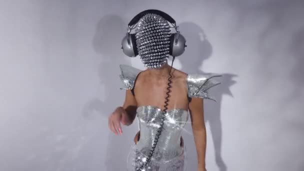 Mevrouw disco vrouw met sprankelend gezicht en koptelefoon — Stockvideo