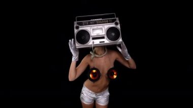 Kafasında gettoblaster olan bir kadın. 