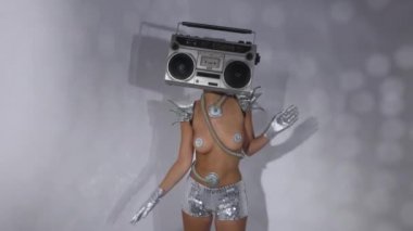 Kafasında gettoblaster olan bir kadın. 