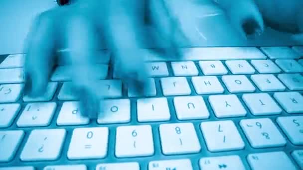 Kadınların elleri bilgisayar klavyesinde yazarken — Stok video