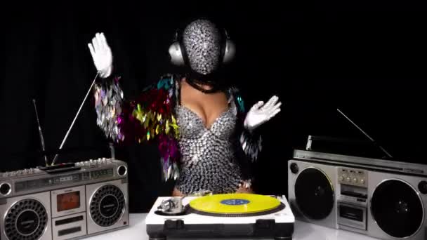 Señora disco mujer con la cara brillante y auriculares Djing — Vídeos de Stock