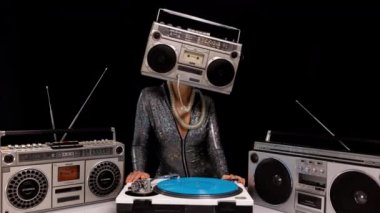 Baş DJ olarak gettoblaster kullanan kadın.