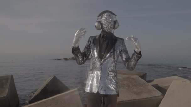 Monsieur disco homme avec le visage brillant et écouteurs — Video