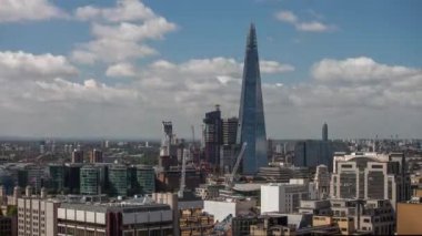 Thames Nehri ve hareket eden bulutlarla Londra siluetinin döngüsel zaman çizelgesi