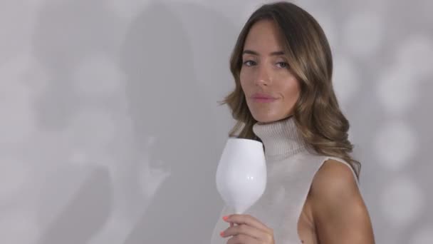 Mujer posando con copa de vino blanco — Vídeo de stock