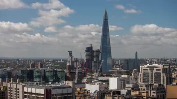 Timelapse bouclée de la Tamise et horizon londonien avec des nuages mouvants — Video