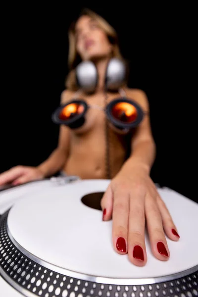 Disco-Frau mit Lautsprechern am Körper und Kopfhörern — Stockfoto