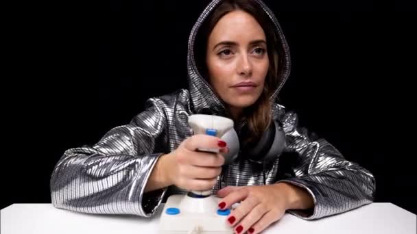 Vrouw met zilveren hoodie met arcade joystick — Stockvideo