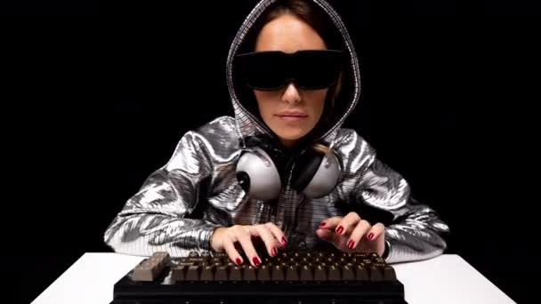Mujer con capucha plateada escribiendo en el teclado — Vídeos de Stock