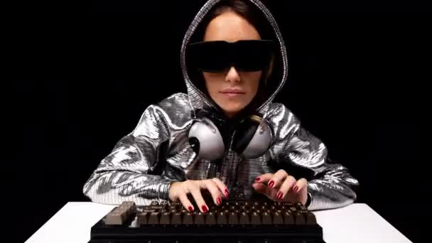 Žena se stříbrnou mikinou na klávesnici — Stock video
