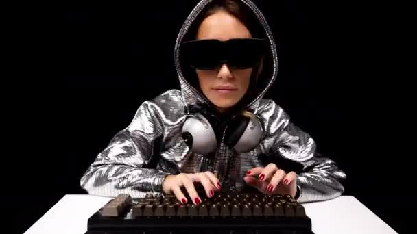 Frau mit silbernem Kapuzenpulli tippt auf Tastatur — Stockvideo