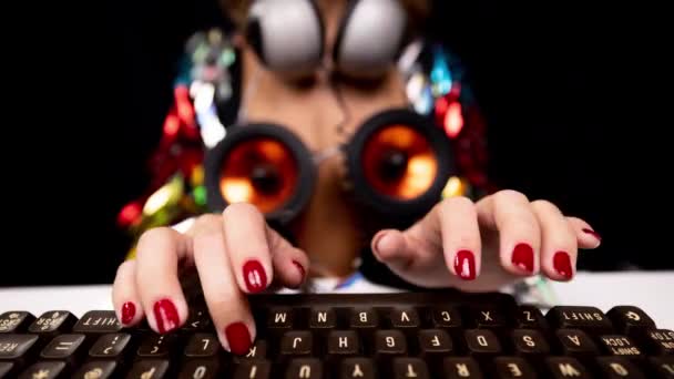 Femme avec costume fou tapant sur le clavier — Video