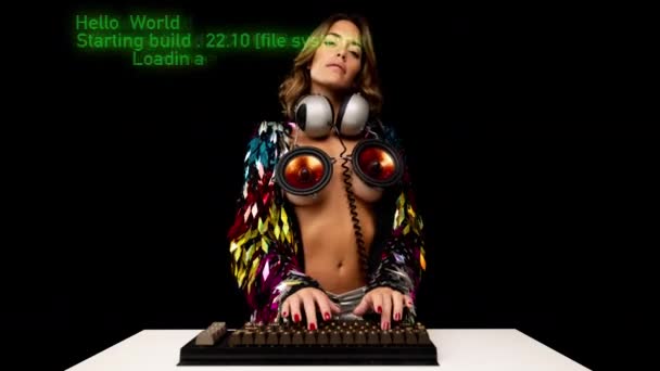 Mulher com traje louco digitando no teclado — Vídeo de Stock