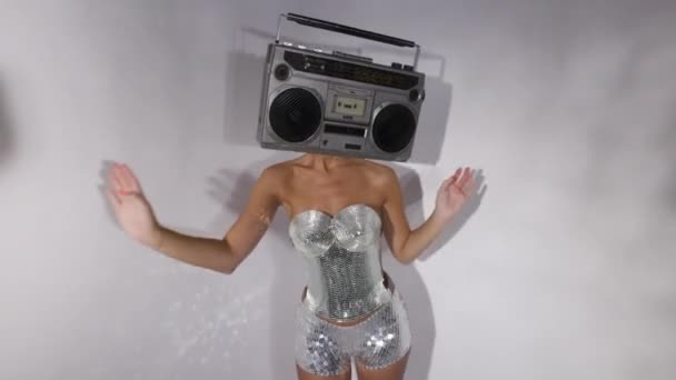 Donna con ghettoblaster come una testa — Video Stock