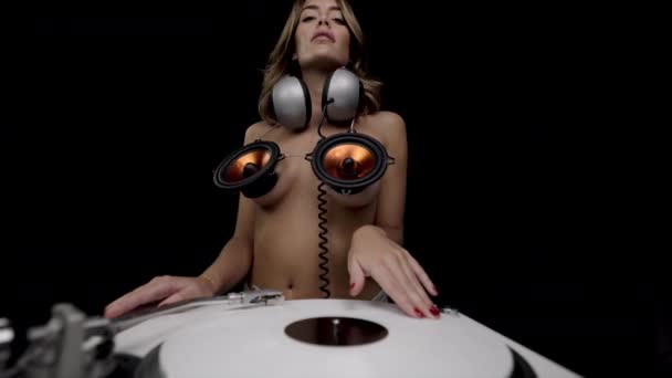 Disco-Frau mit Lautsprechern am Körper und Kopfhörern