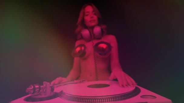 Disco mujer con altavoces en su cuerpo y auriculares Djing — Vídeo de stock