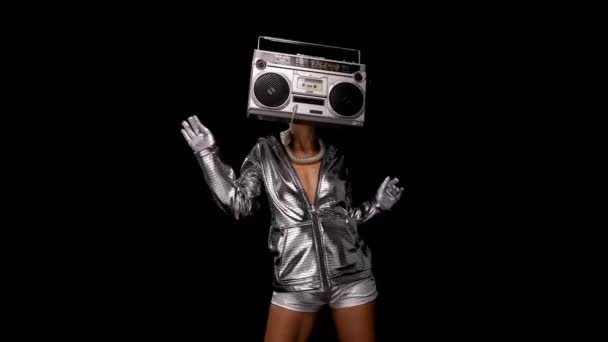 Femme avec ghettoblaster comme tête — Video