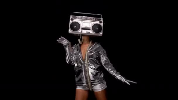 Femme avec ghettoblaster comme tête — Video