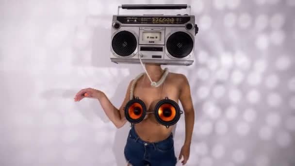 Femme avec ghettoblaster comme tête — Video