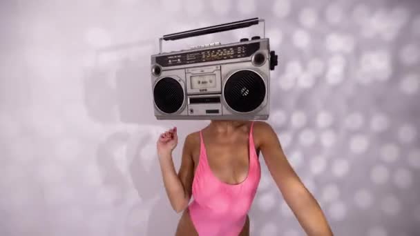 Mujer con ghettoblaster como cabeza — Vídeos de Stock