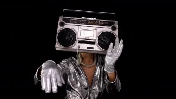 Mulher com ghettoblaster como cabeça — Vídeo de Stock