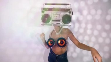 Kafasında gettoblaster olan bir kadın. 