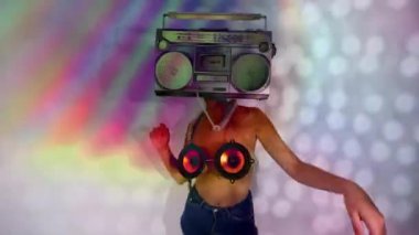 Kafasında gettoblaster olan bir kadın. 