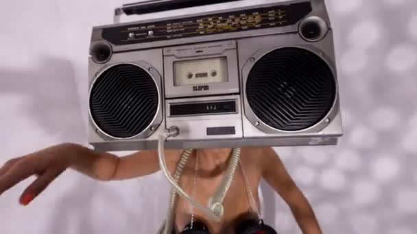 Mujer con ghettoblaster como cabeza — Vídeo de stock