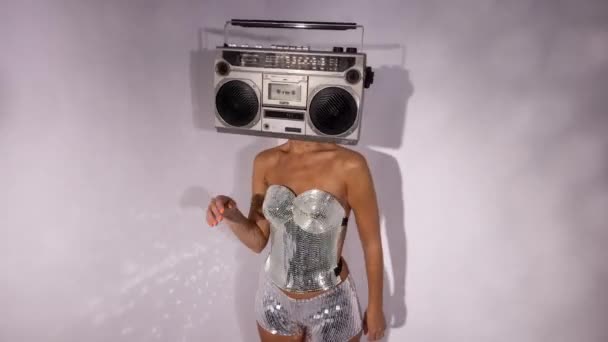 Donna con ghettoblaster come una testa — Video Stock