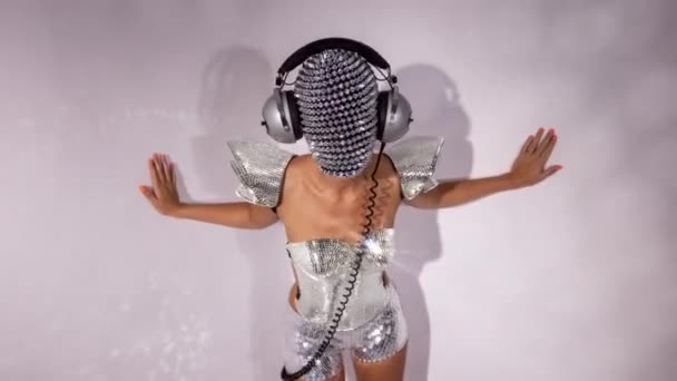 Frau Disco-Frau mit funkelndem Gesicht und Kopfhörer — Stockvideo