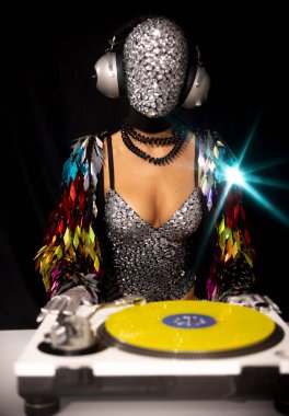 Kulaklıklı disko kadını DJ 'liği yapıyor.