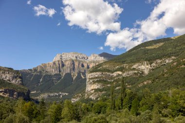Bulutlar Monte Pedido dağlarının üzerinden geçiyor