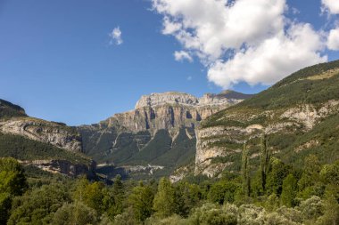 Bulutlar Monte Pedido dağlarının üzerinden geçiyor