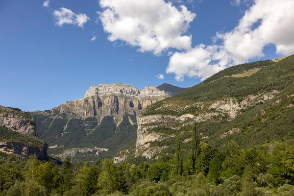 Bulutlar Monte Pedido dağlarının üzerinden geçiyor
