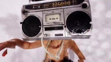 Kafasında gettoblaster olan bir kadın. 