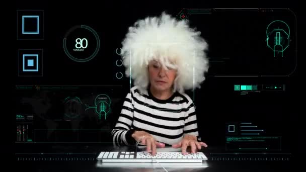 Granny tapant sur le clavier de l'ordinateur — Video