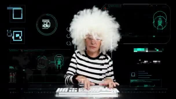 Granny tapant sur le clavier de l'ordinateur — Video