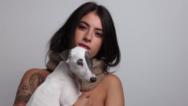 Vrouw poseren en dansen in gebreide sjaal holding hond — Stockvideo