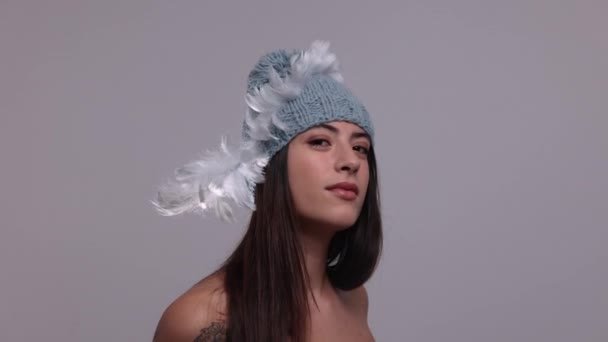 女のポーズとニット帽で踊る — ストック動画