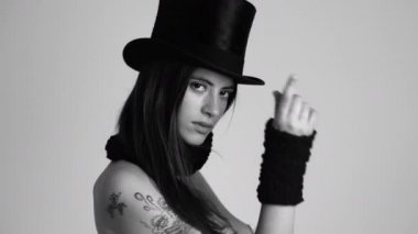 Kadın örgü şapka ve atkıyla poz veriyor ve dans ediyor.