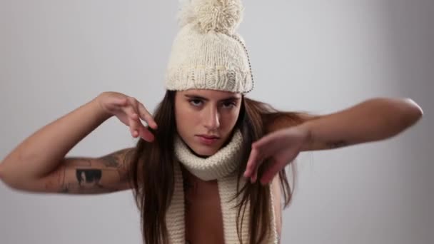 女のポーズとニット帽とスカーフで踊る — ストック動画
