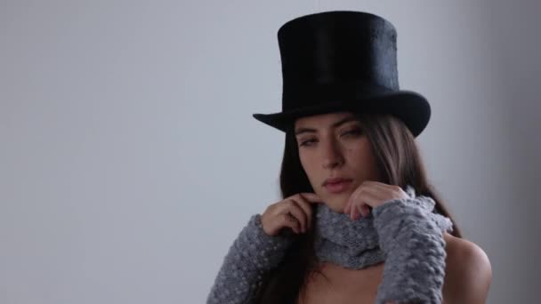 Mujer posando y bailando en punto sombrero y bufanda — Vídeos de Stock
