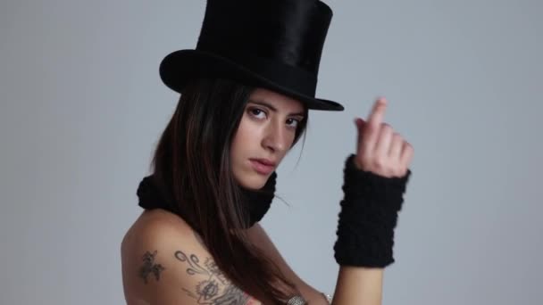Mulher posando e dançando em tricô chapéu e cachecol — Vídeo de Stock
