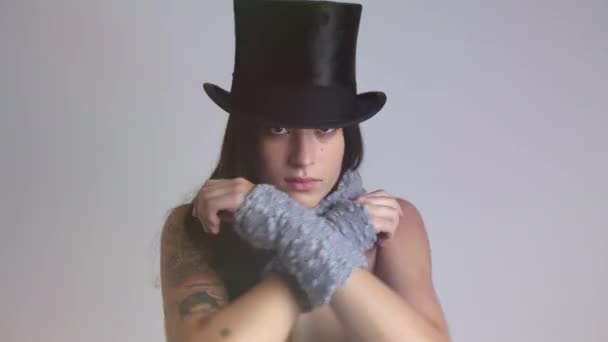 Vrouw poseren en dansen in gebreide hoed en sjaal — Stockvideo