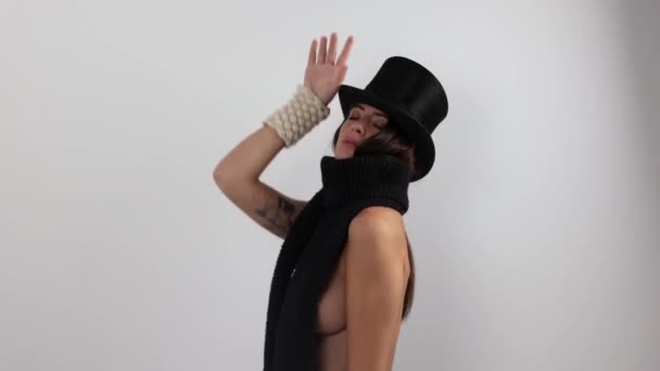 Woman posing and dancing in knitwear hat and scarf — Stock Video