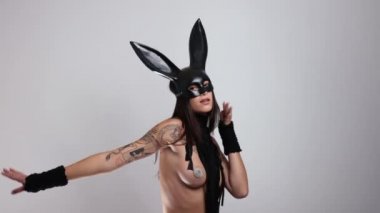 Kadın örgü eşarpla poz veriyor ve dans ediyor.