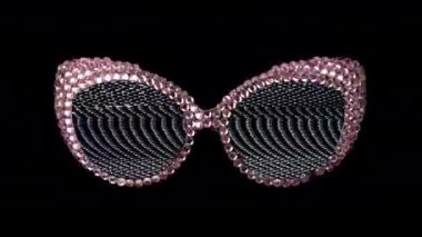 Güneş gözlüklerini değiştirmek ve kamerada parazit yapmak.