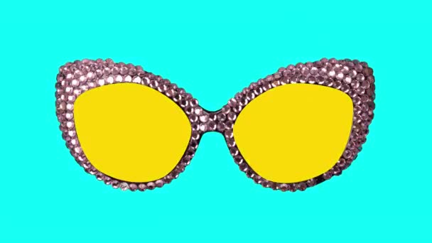 Wechselnde Sonnenbrillen mit wechselnden Farben auf der Linse — Stockvideo