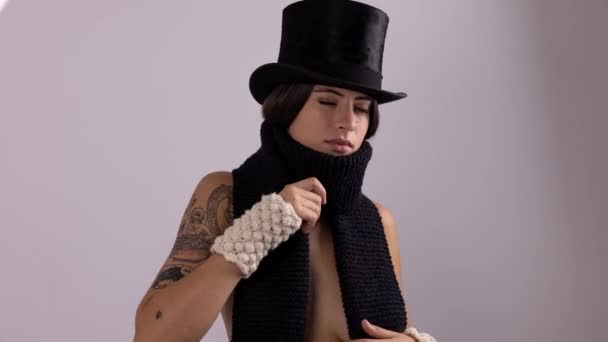 Женщина позирует и танцует в трикотажной шляпе и шарфе — стоковое видео